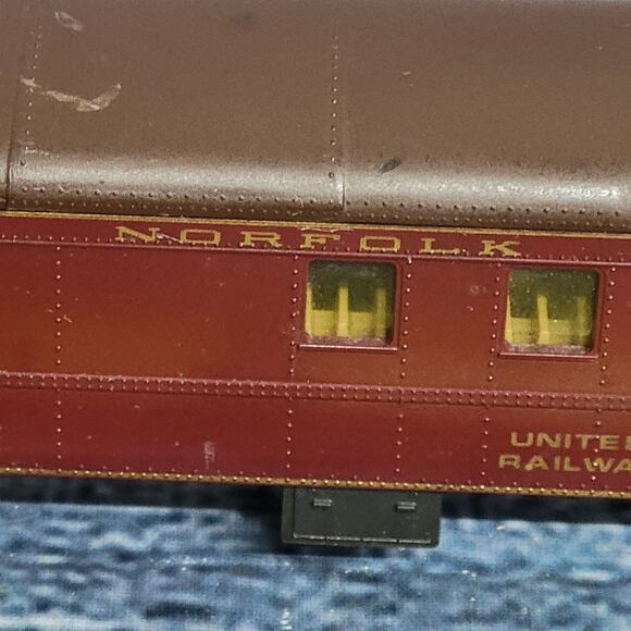 Vintage H.O scale Norfolk and Western US mail postage train car maroon and brown - Picture 4 of 16